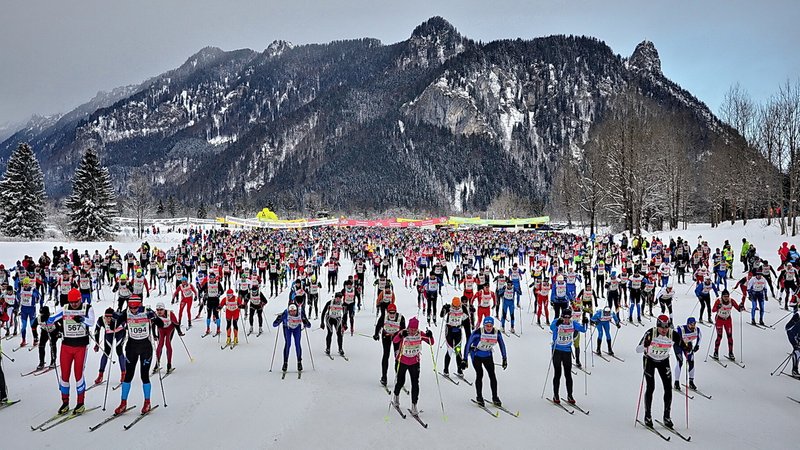 Teilnehmer des 43. König-Ludwig-Laufes, des größten deutschen Volkslanglaufes mit über 3.500 Teilnehmern aus 36 Nationen, aufgenommen am 01.02.2015 beim Lauf über 50 km im Ammergauertal bei Garmisch-Partenkirchen.