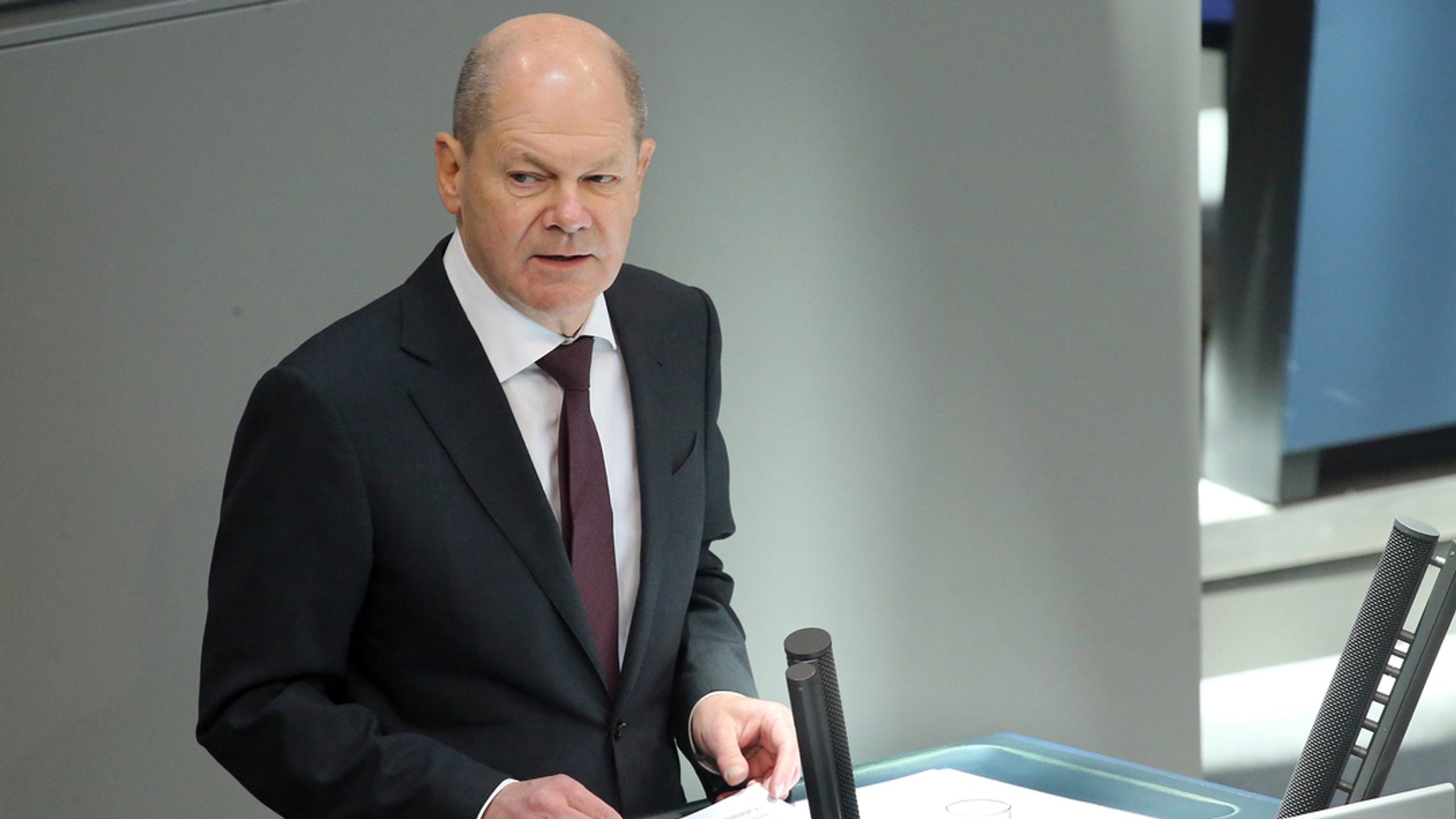 Bundeskanzler Olaf Scholz (SPD) spricht bei der Sitzung des Bundestags. 