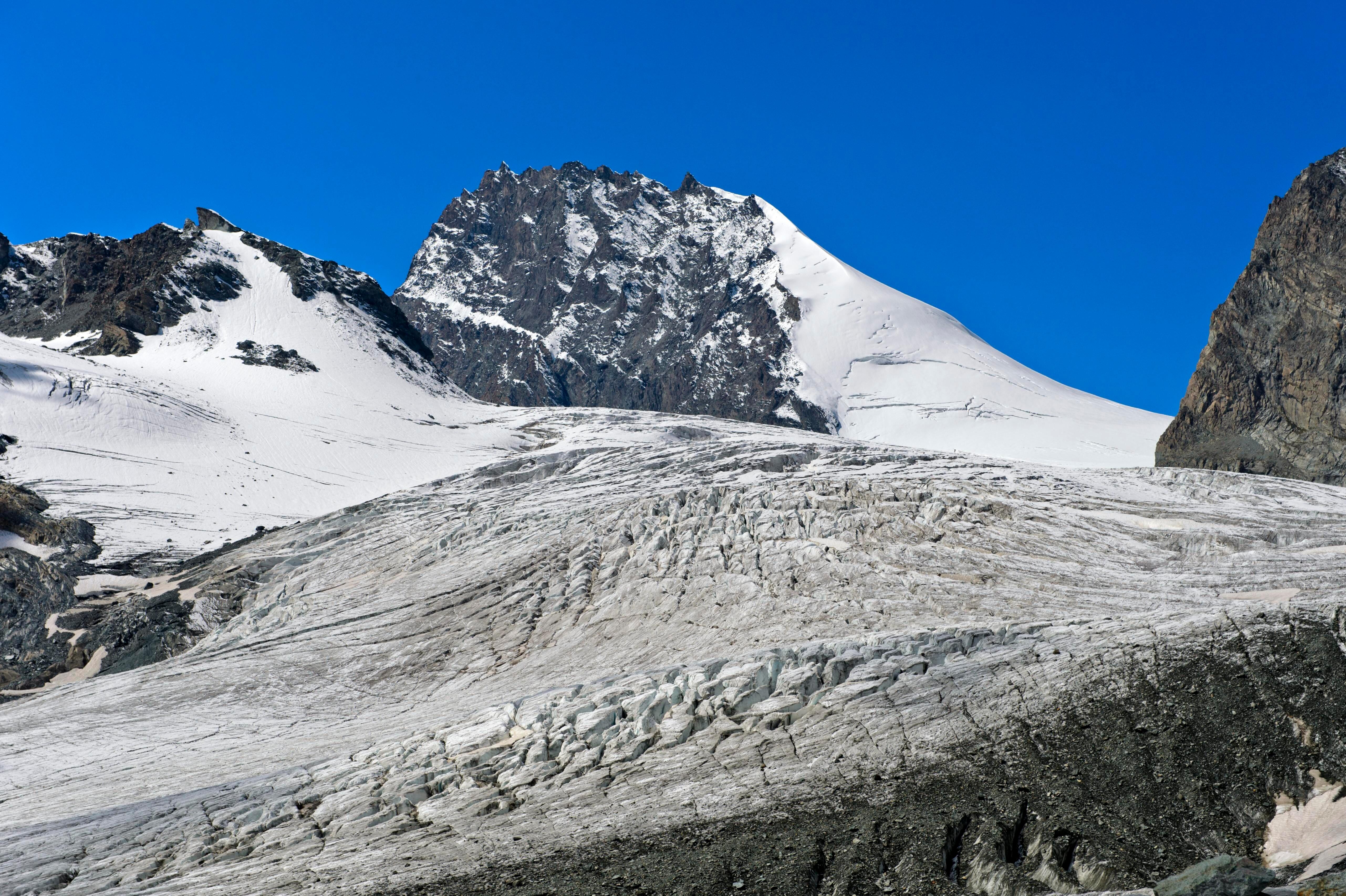 In den Walliser Alpen sind mindestens fünf Menschen bei einer Skitour ums Leben gekommen. Die Hintergründe sind noch unklar. Es ist nicht das einzige Unglück in der Schweiz an diesem Wochenende.