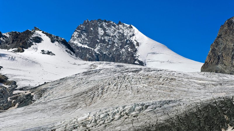 In den Walliser Alpen sind mindestens fünf Menschen bei einer Skitour ums Leben gekommen. Die Hintergründe sind noch unklar. Es ist nicht das einzige Unglück in der Schweiz an diesem Wochenende. | Bild: picture alliance | Guenter Fischer In den Walliser Alpen sind mindestens fünf Menschen bei einer Skitour ums Leben gekommen. Die Hintergründe sind noch unklar. Es ist nicht das einzige Unglück in der Schweiz an diesem Wochenende.