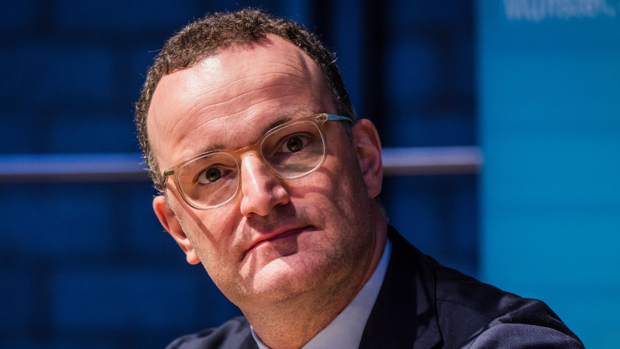 Jens Spahn (CDU) sitzt auf dem Bezirksparteitag der CDU Münsterland auf dem Podest. | Bild: dpa-Bildfunk/Lars Berg Jens Spahn (CDU) sitzt auf dem Bezirksparteitag der CDU Münsterland auf dem Podest.