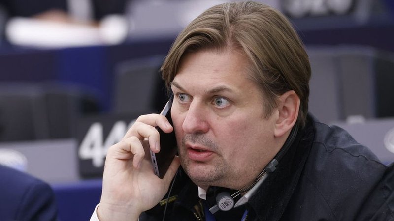 Maximilian Krah von der Alternative für Deutschland (AfD) nimmt an einer Sitzung des Europäischen Parlaments teil. | Bild: dpa-Bildfunk/Jean-Francois Badias Maximilian Krah von der Alternative für Deutschland (AfD) nimmt an einer Sitzung des Europäischen Parlaments teil.