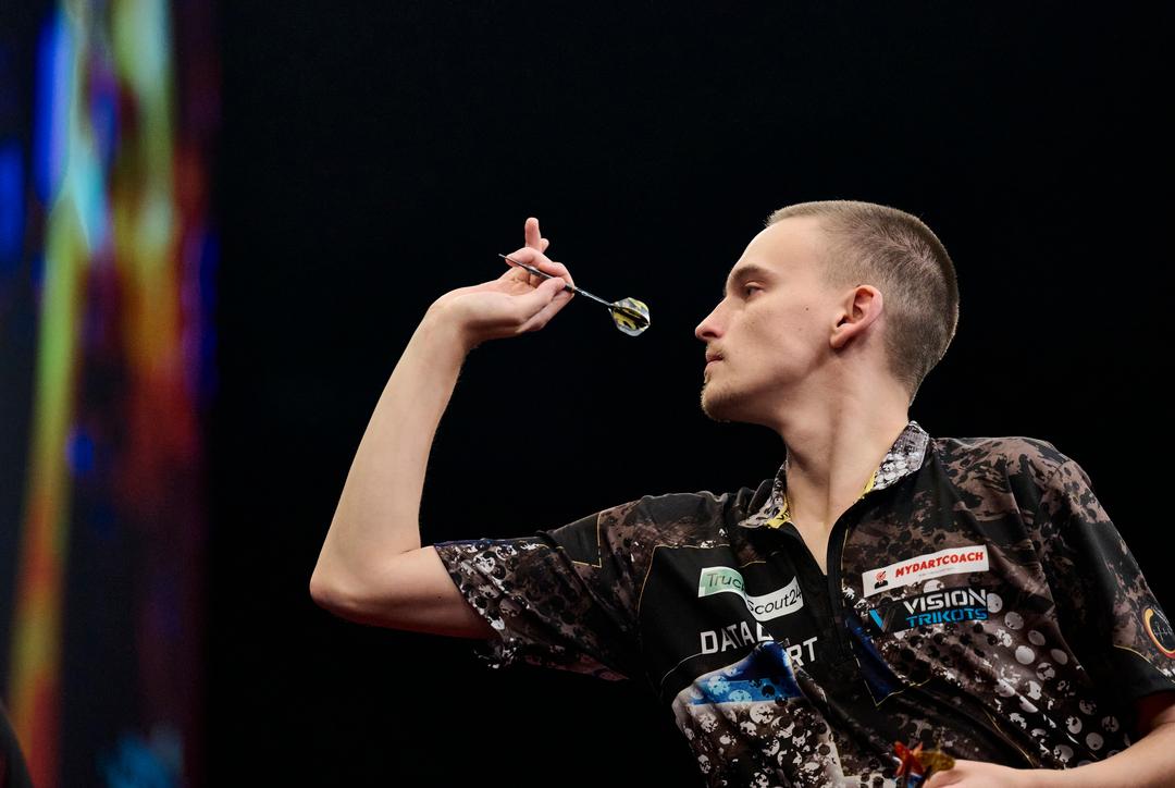 Fränkischer Dartspieler Ricardo Pietreczko in Aktion.