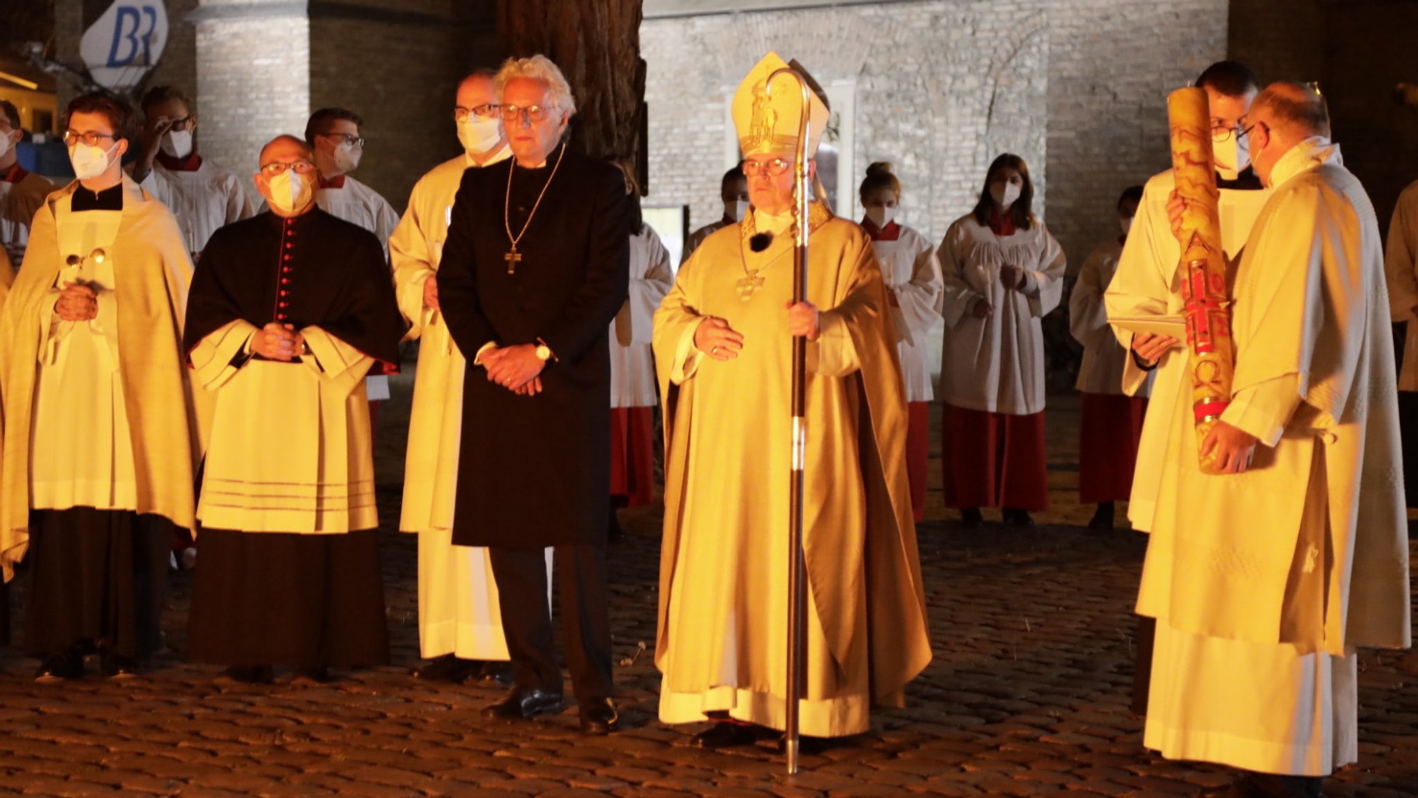 Bischof Bertram Meier in der Osternacht vor dem Osterfeuer