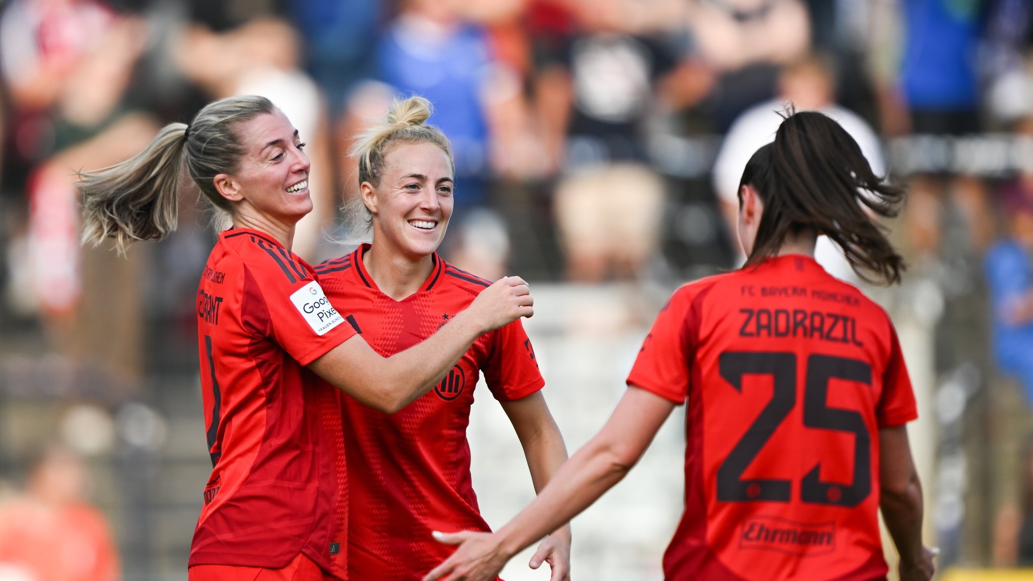 FC Bayern Frauen jubeln