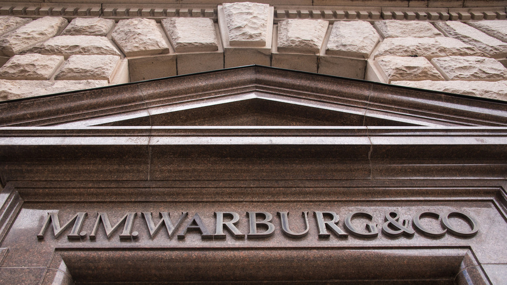 Blick auf den Eingang der Warburgbank