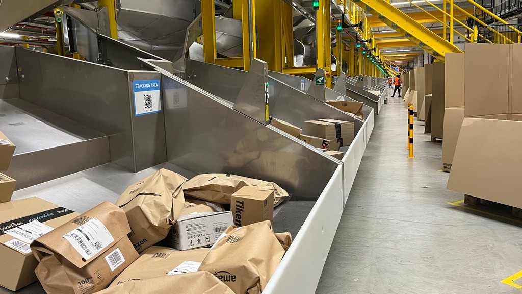 Im Logistikzentrum in Gattendorf bei Hof wird die Ware der Händler angeliefert, eingelagert und verpackt. 
