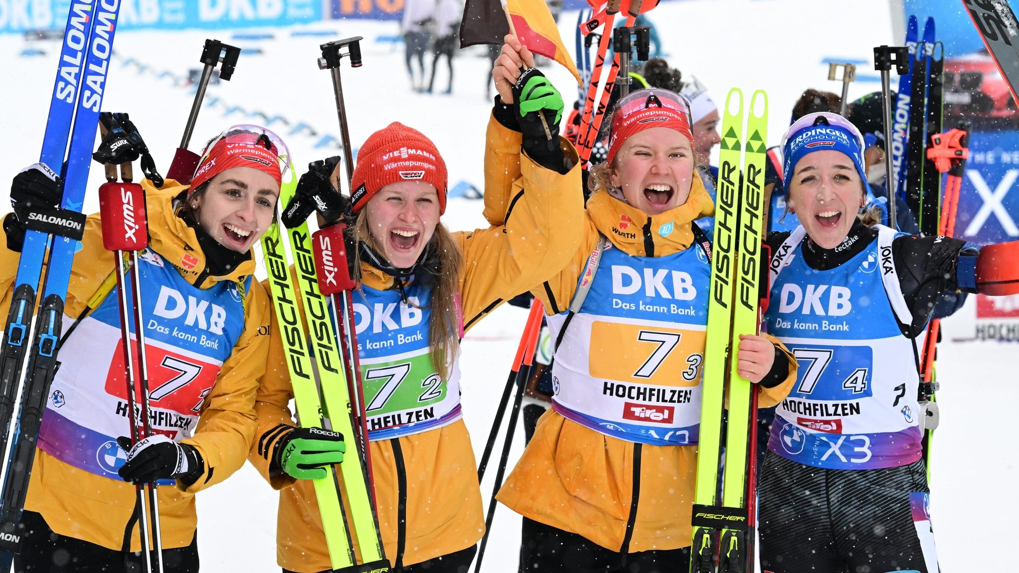 Deutsches Siegerfoto: Schlussläuferin Franziska Preuß (r.) mit ihren Kolleginnen Vanessa Voigt, Julia Tannheimer und Selina Grotian (v.l.n.r.)