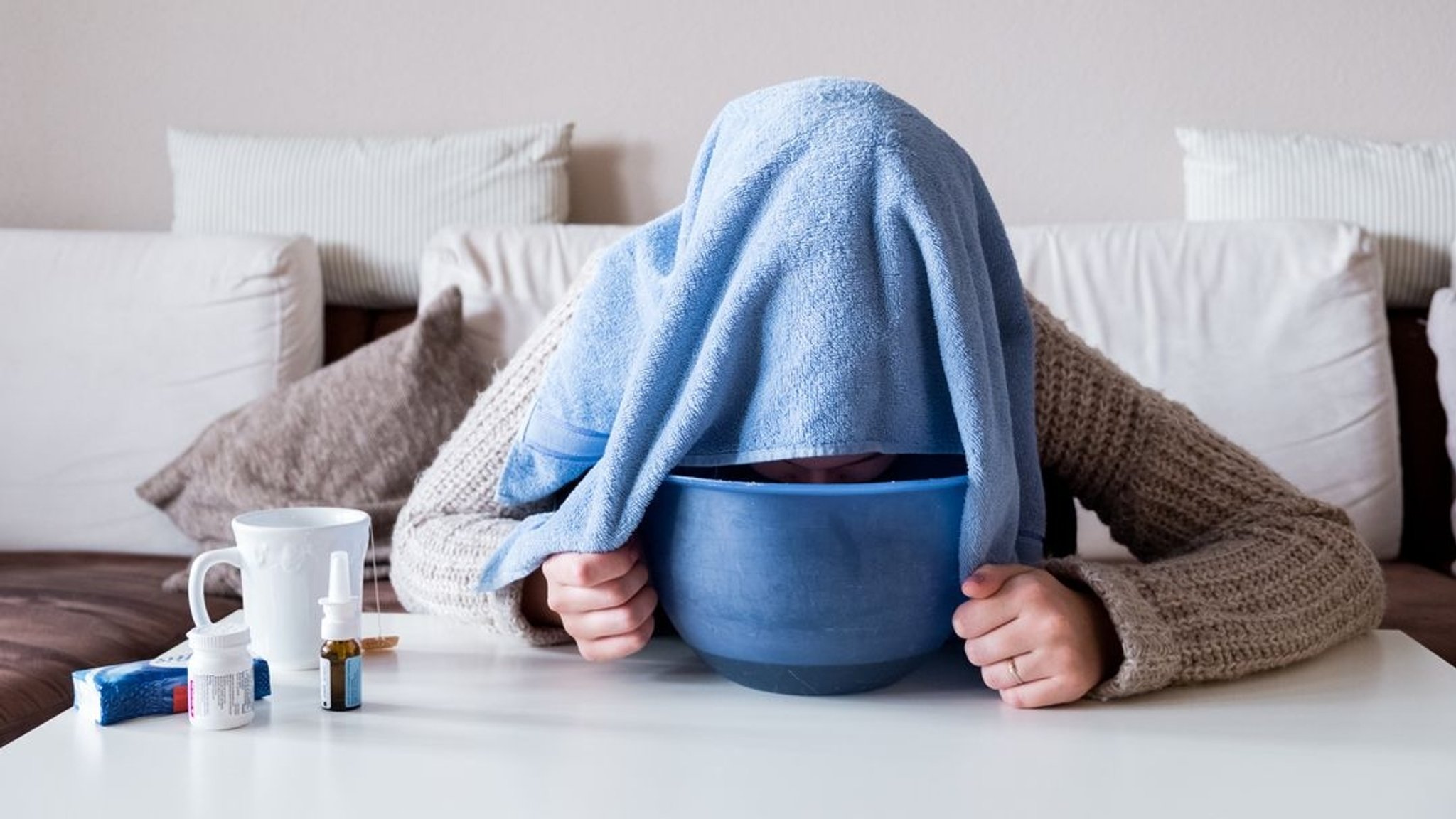 (Symbolbild) Eine Person inhaliert mit einem Handtuch über dem Kopf. | Bild: BR/Sylvia Bentele (Symbolbild) Eine Person inhaliert mit einem Handtuch über dem Kopf.
