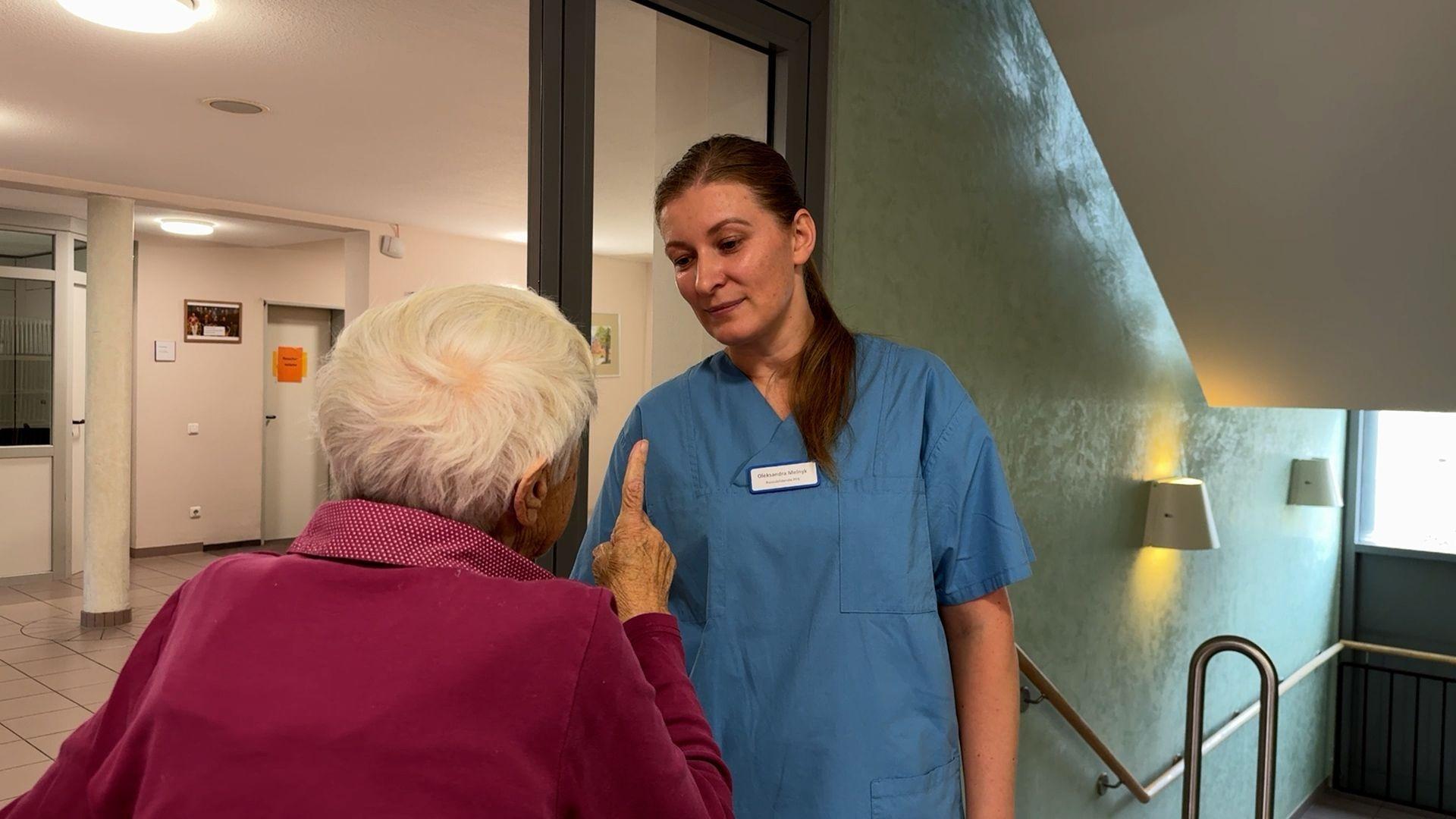 Pflegerin mit Altenheim-Bewohnerin