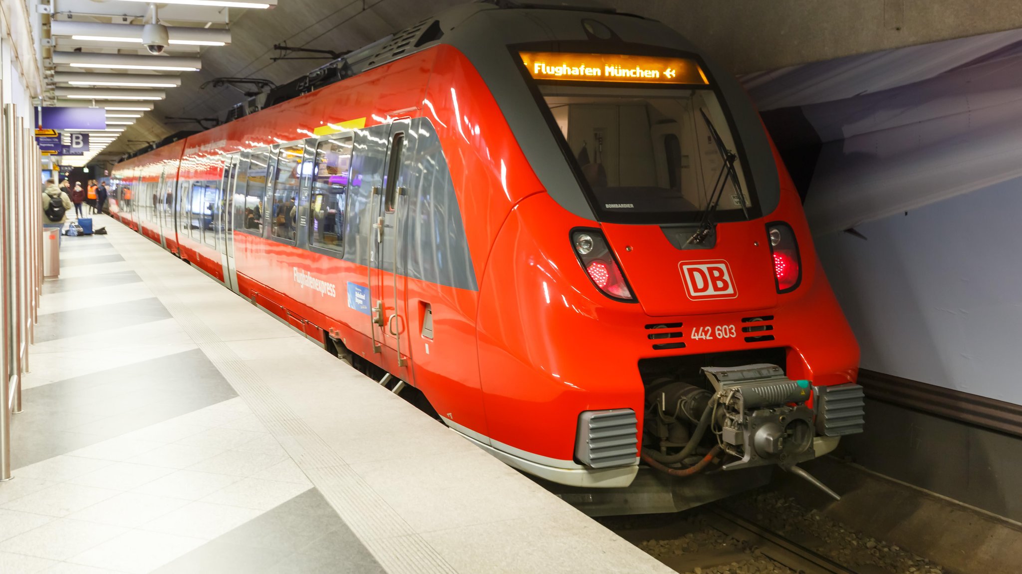 Der Flughafenexpress München steht in einem Bahnhof.