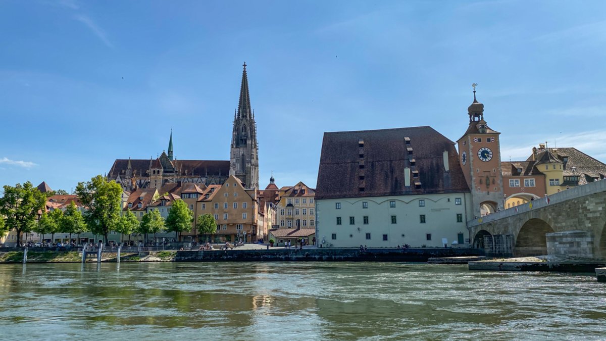 Blick über die Donau auf den Dom St. Peter in Regensburg