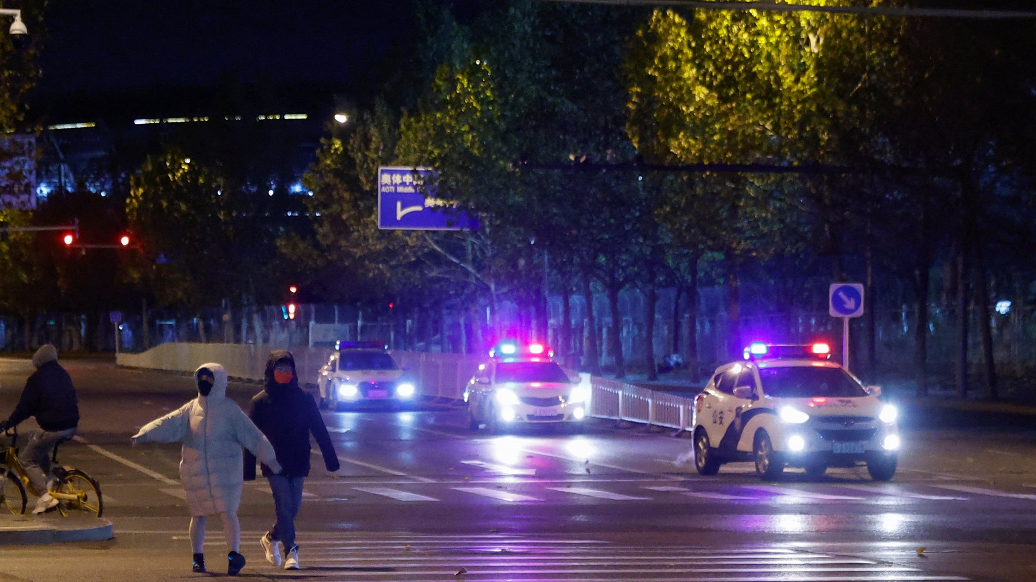 Polizei in Peking fährt durch die Straßen, um Proteste zu verhindern. 