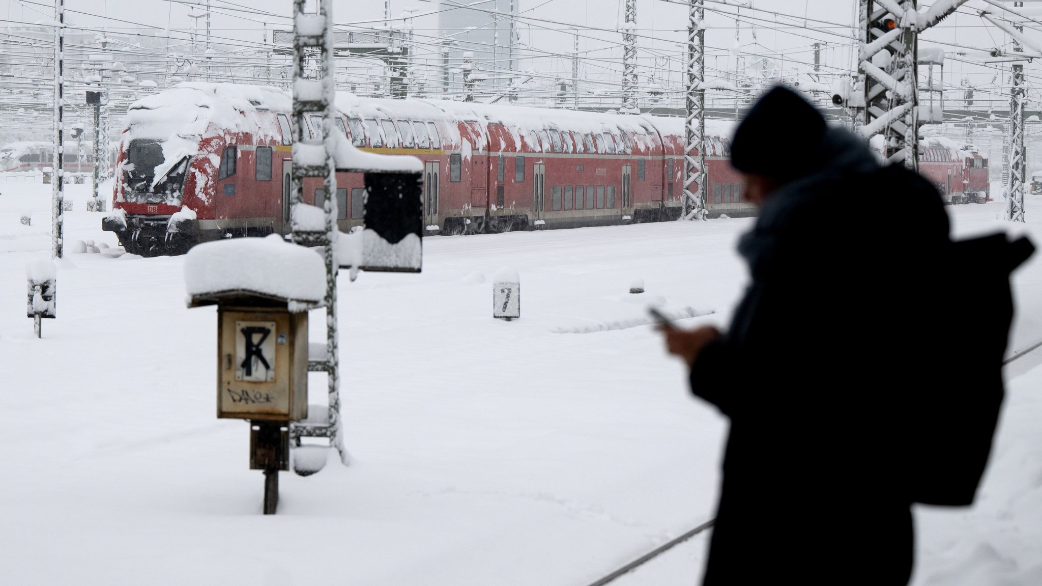 Schnee am Bahnhof