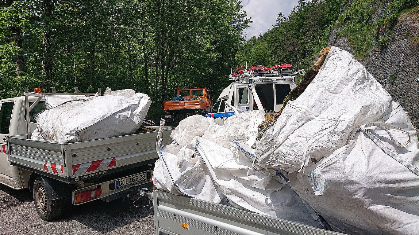 Müllsäcke mit Unrat auf dem Anhänger der Bergwachten.