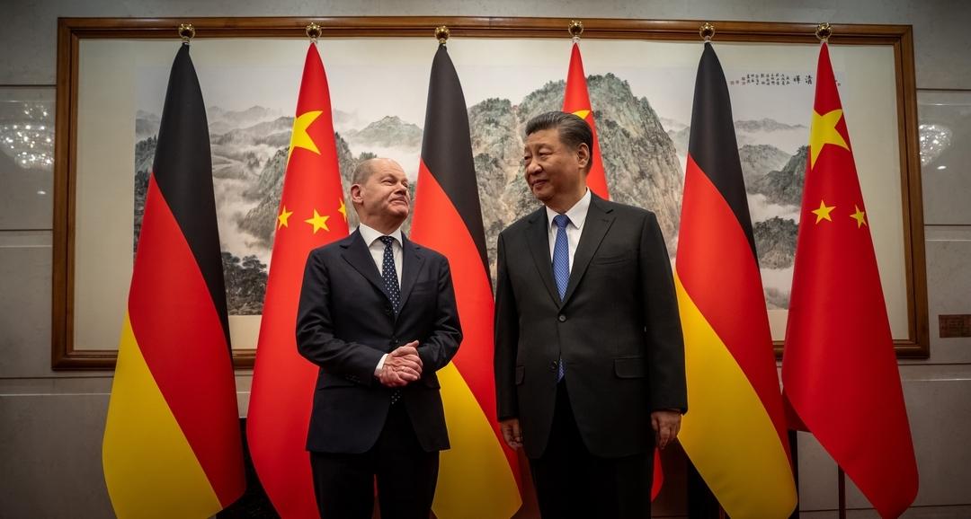 16.04.2024, China, Peking: Bundeskanzler Olaf Scholz (SPD) wird von Xi Jinping, Staatspräsident von China, im Staatsgästehaus empfangen.