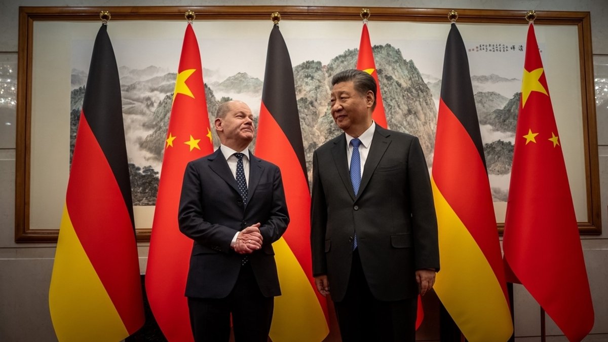 16.04.2024, China, Peking: Bundeskanzler Olaf Scholz (SPD) wird von Xi Jinping, Staatspräsident von China, im Staatsgästehaus empfangen.