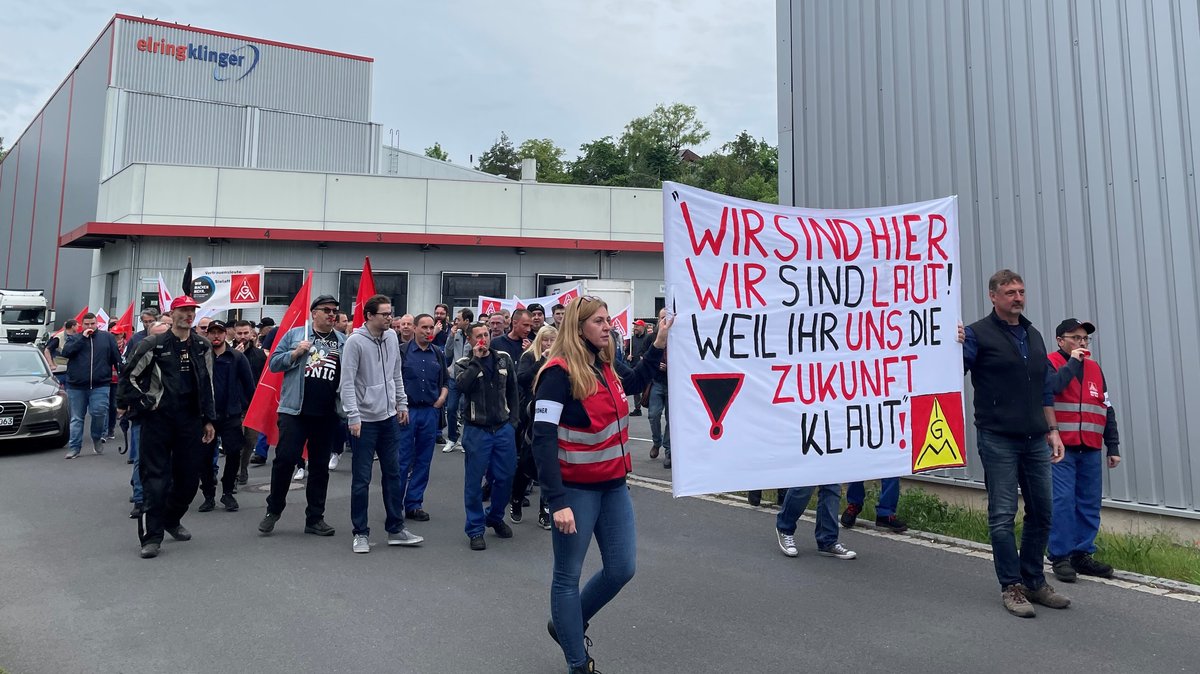 Beschäftigte demonstrieren vor dem Werk von ElringKlinger in Langenzenn.