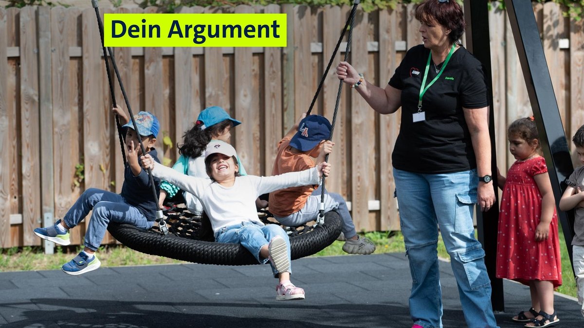 Eine Erzieherin im Garten mit Kindern auf einer Schaukel. Wenn Kinder in die Schule kommen, sollen sie Deutsch können. Welche Rolle spielt dabei die Kita - und welche das familiäre Umfeld? | Bild: picture alliance/SvenSimon/Malte Ossowski Eine Erzieherin im Garten mit Kindern auf einer Schaukel. Wenn Kinder in die Schule kommen, sollen sie Deutsch können. Welche Rolle spielt dabei die Kita - und welche das familiäre Umfeld?