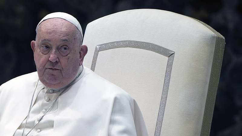 Der Zustand des Papstes ist weiter kritisch. Franziskus sei aber stabiler als zuvor, sagt BR-Korrespondent Tilmann Kleinjung. | Bild: picture alliance / Hans Lucas | Alessia Giuliani Der Zustand des Papstes ist weiter kritisch. Franziskus sei aber stabiler als zuvor, sagt BR-Korrespondent Tilmann Kleinjung.