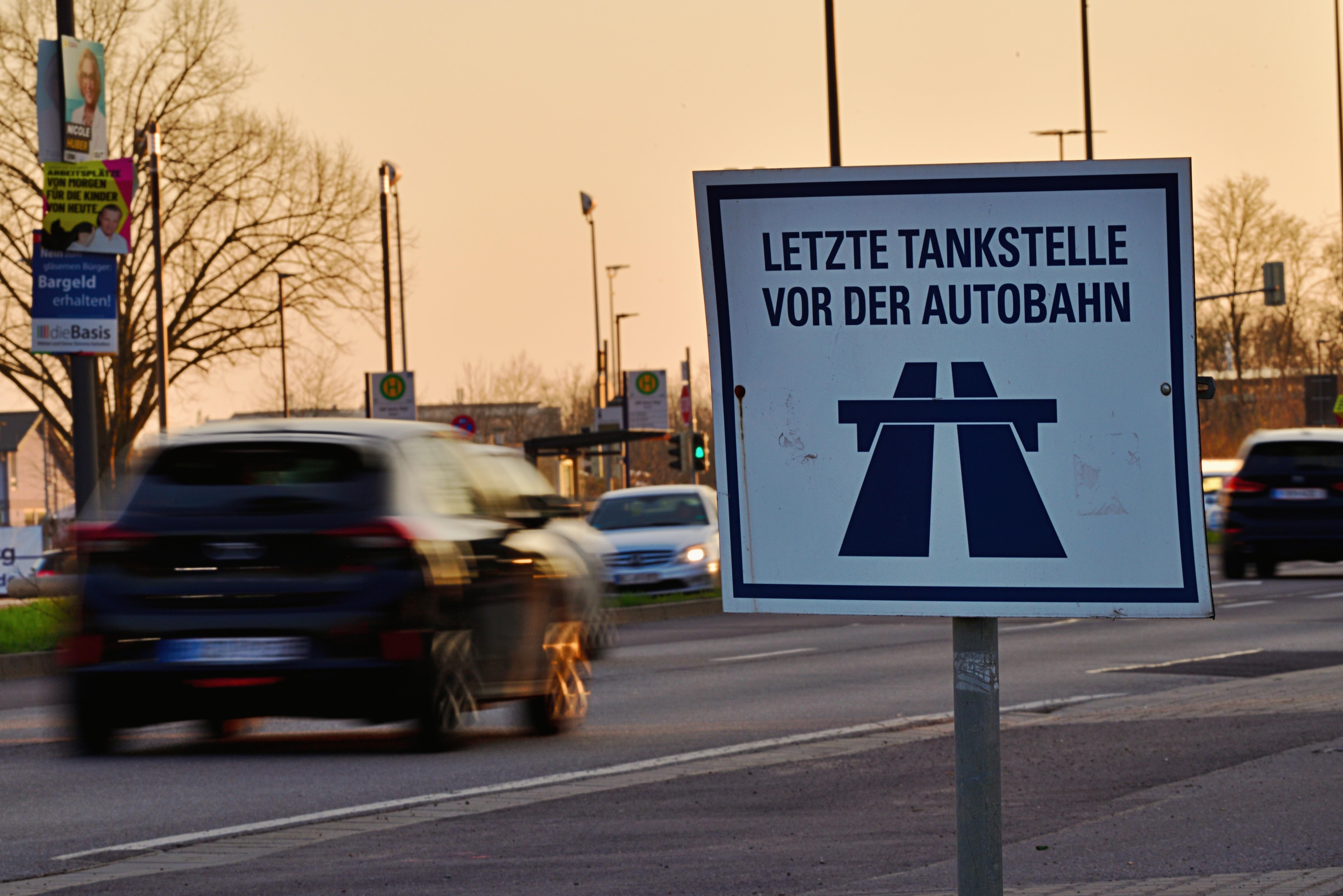 Ein Schild mit der Aufschrift "Letzte Tankstelle vor der Autobahn"