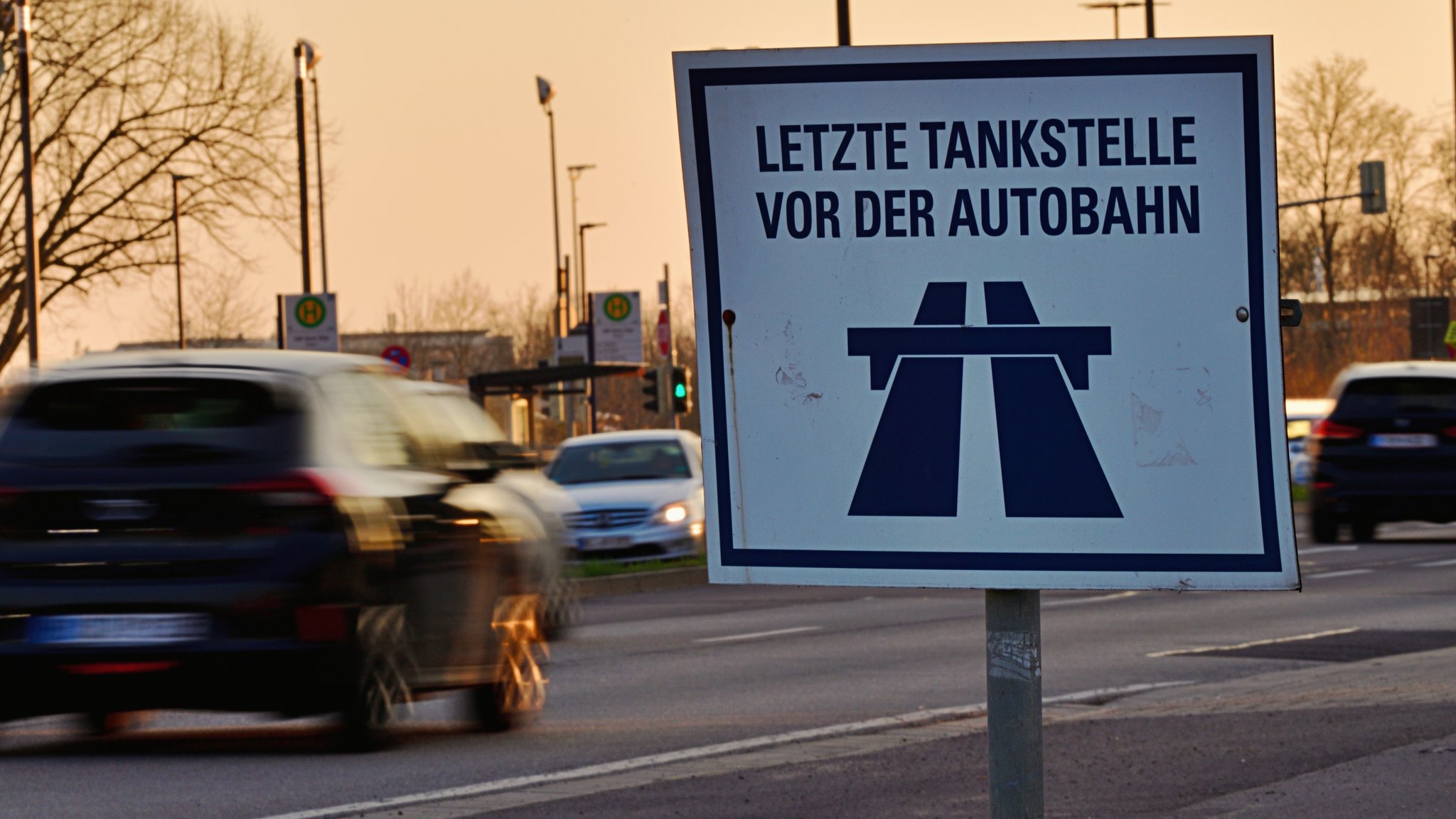 Ein Schild mit der Aufschrift "Letzte Tankstelle vor der Autobahn"