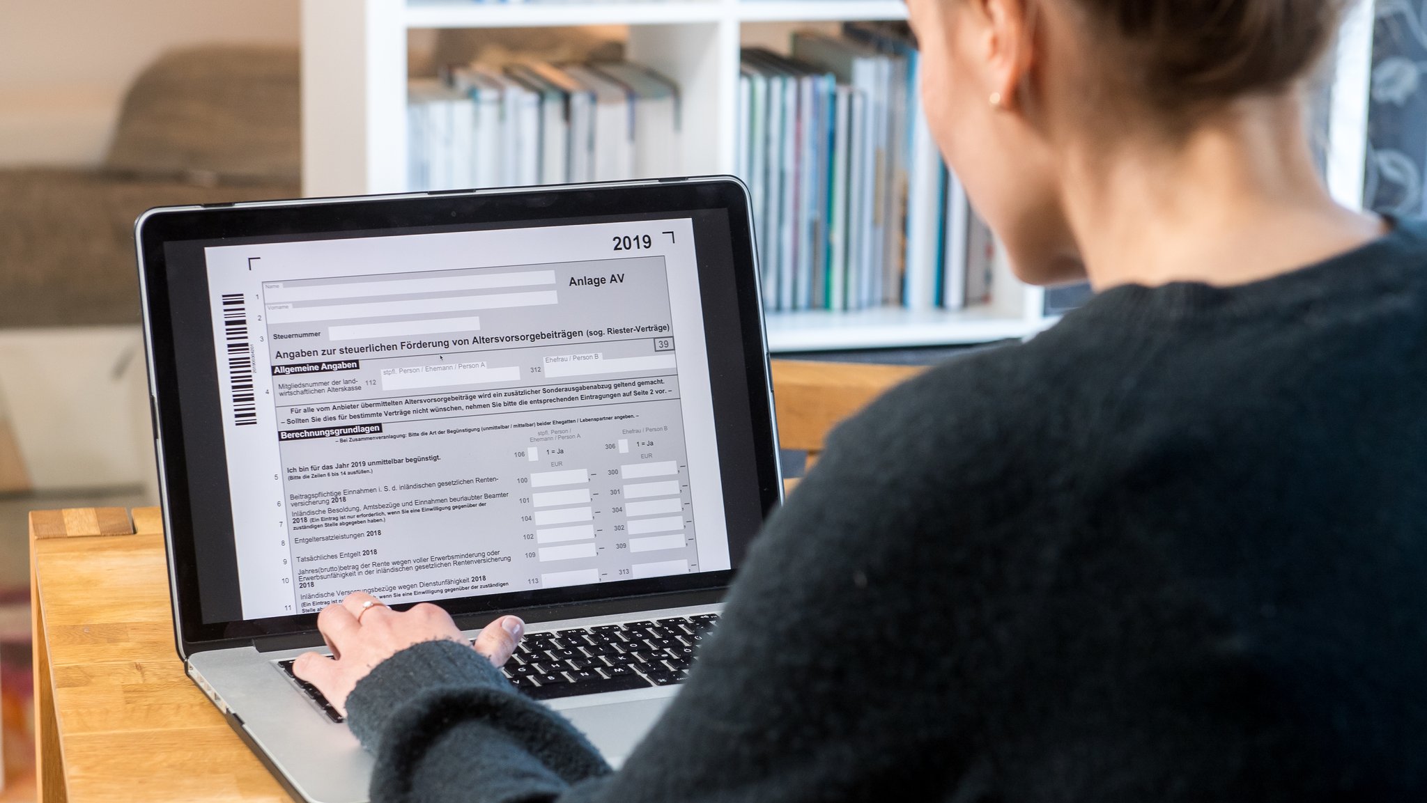 Eine Frau macht am Laptop in ihrer Steuererklärung Angaben zu Altersvorsorgebeiträgen (Archiv- und Symbolbild)