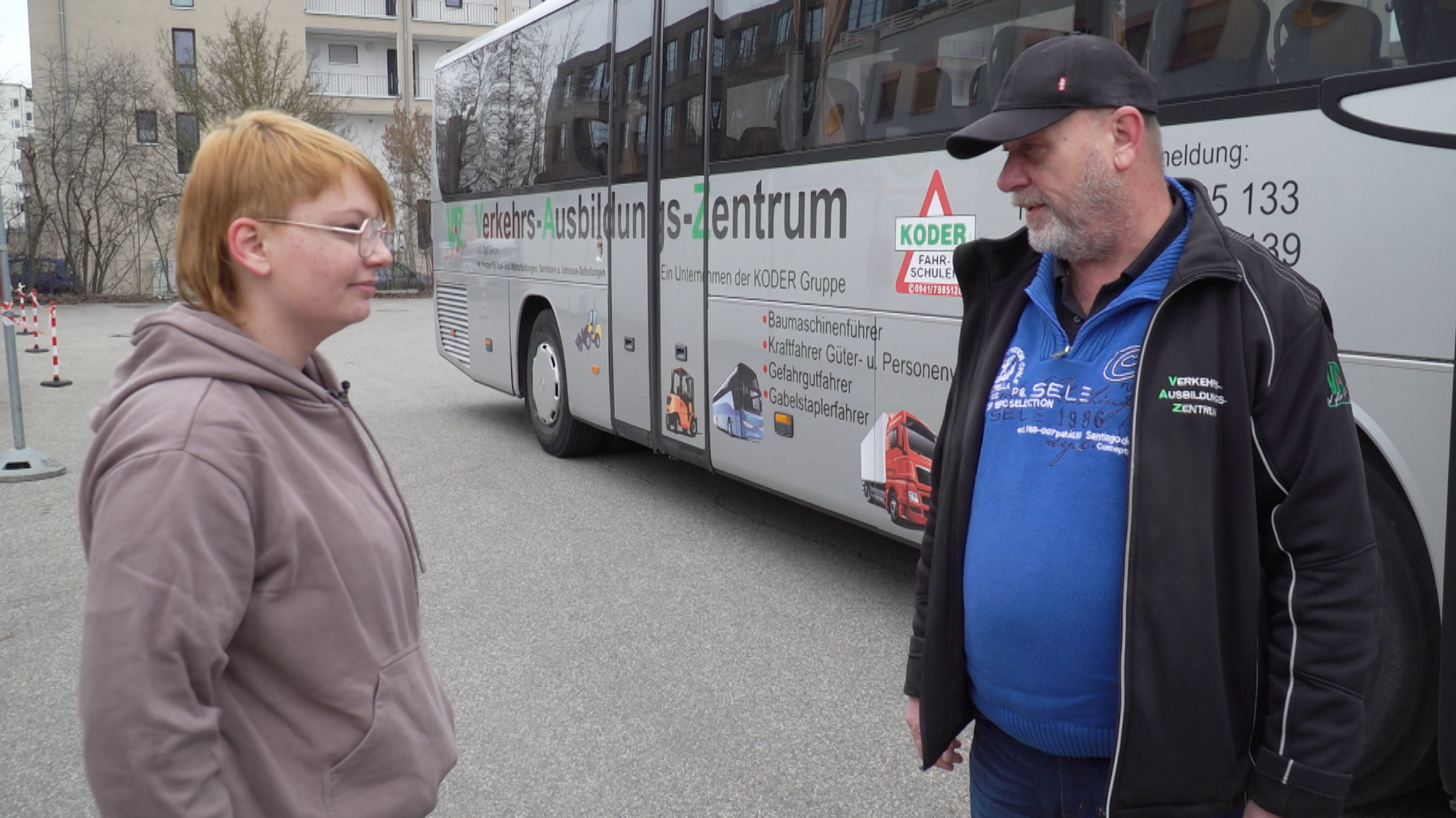 Daniela Schmelmer und Fahrlehrer Markus Herdegen vor der ersten Testfahrt.