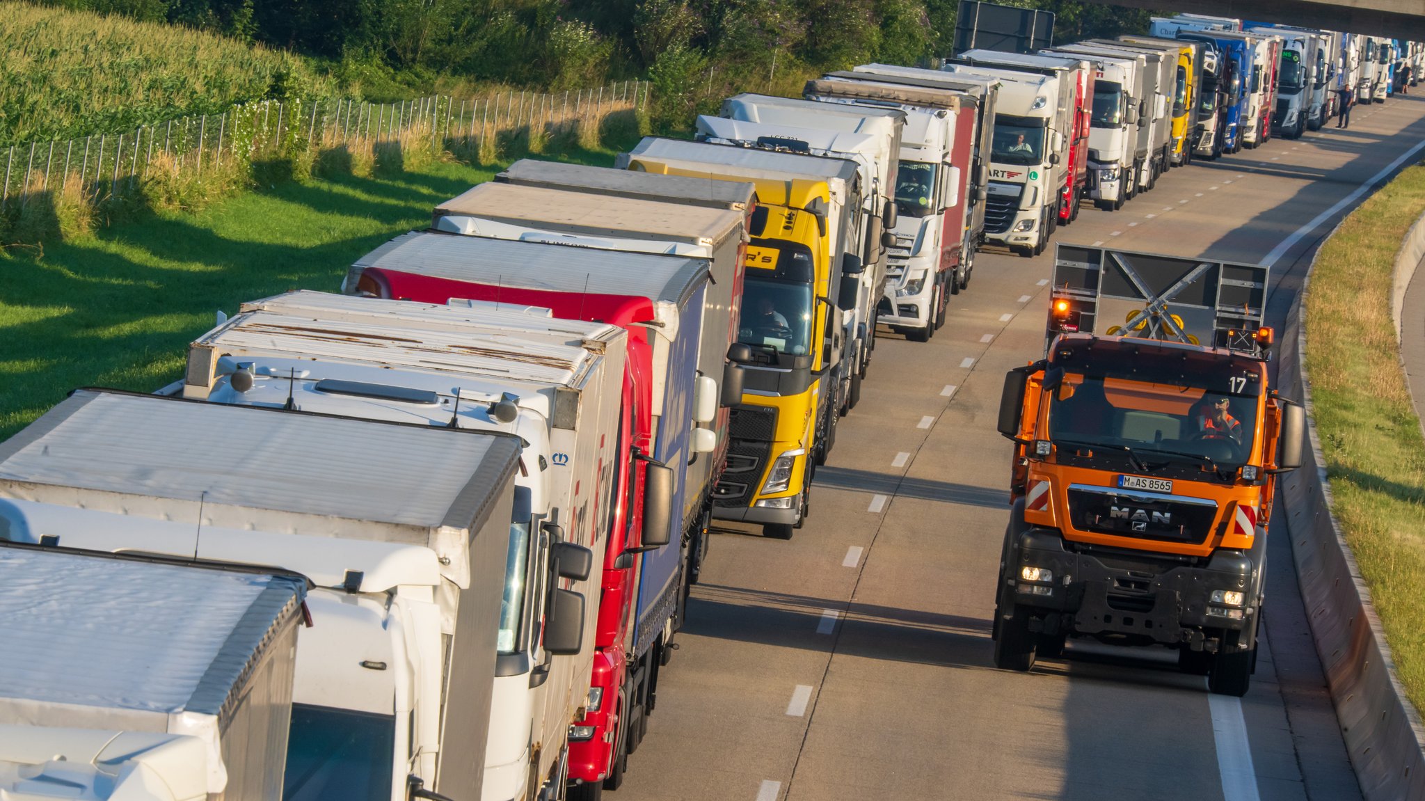 Stau wegen Blockabfertigung in Tirol