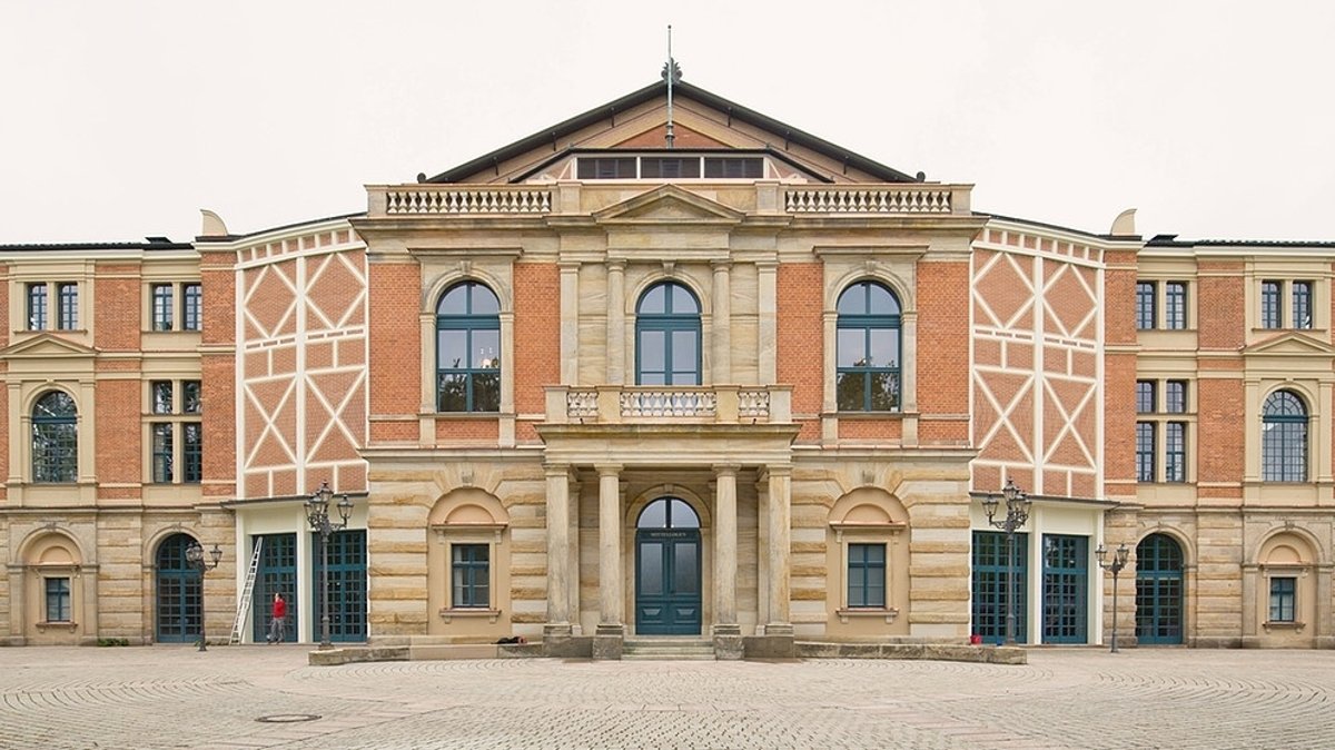 Lohengrin unter Motten: Auftakt der Bayreuther Festspiele
