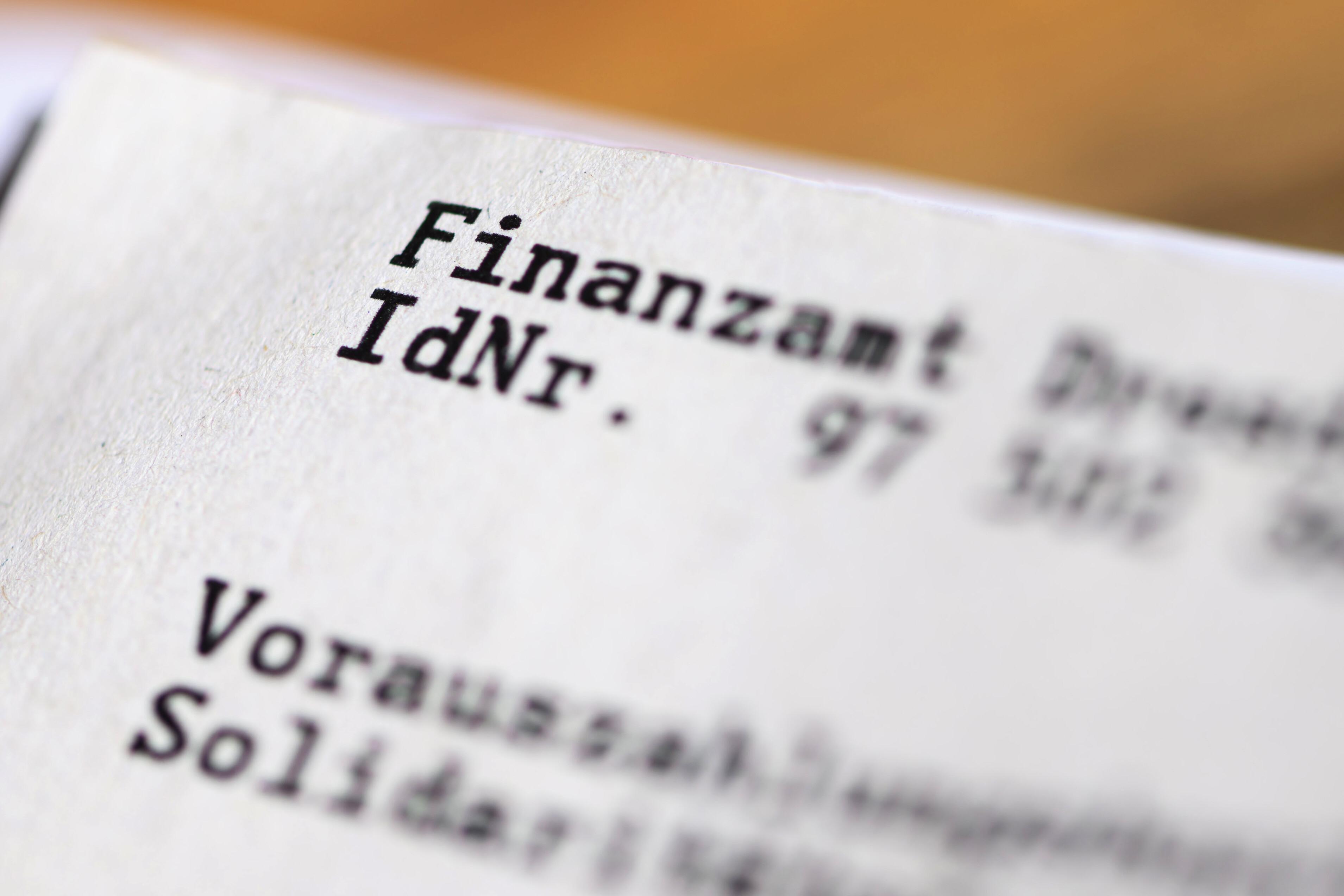 Ein Steuerbescheid mit Angaben zur Identifikationsnummer und zu Vorauszahlungen an das Finanzamt liegt auf einem Tisch