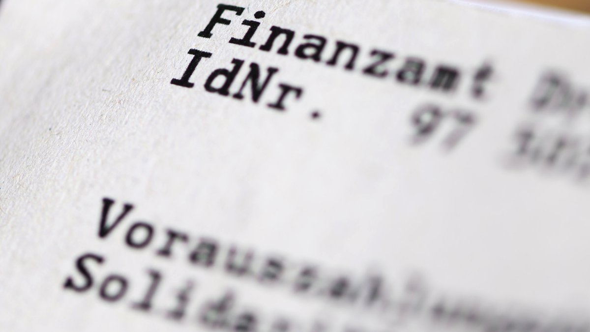 Ein Steuerbescheid mit Angaben zur Identifikationsnummer und zu Vorauszahlungen an das Finanzamt liegt auf einem Tisch