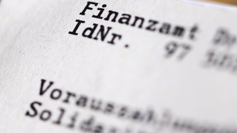 Ein Steuerbescheid mit Angaben zur Identifikationsnummer und zu Vorauszahlungen an das Finanzamt liegt auf einem Tisch | Bild: picture alliance/dpa | Robert Michael Ein Steuerbescheid mit Angaben zur Identifikationsnummer und zu Vorauszahlungen an das Finanzamt liegt auf einem Tisch