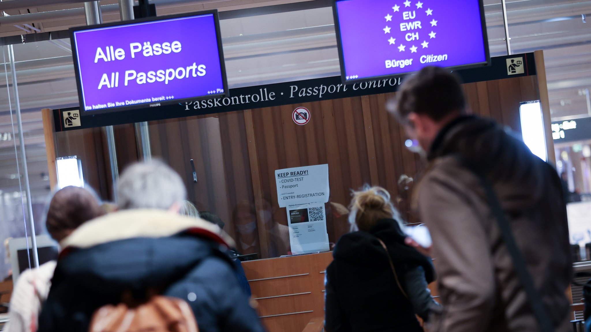 Symbolbild Einreisekontrolle am Flughafen