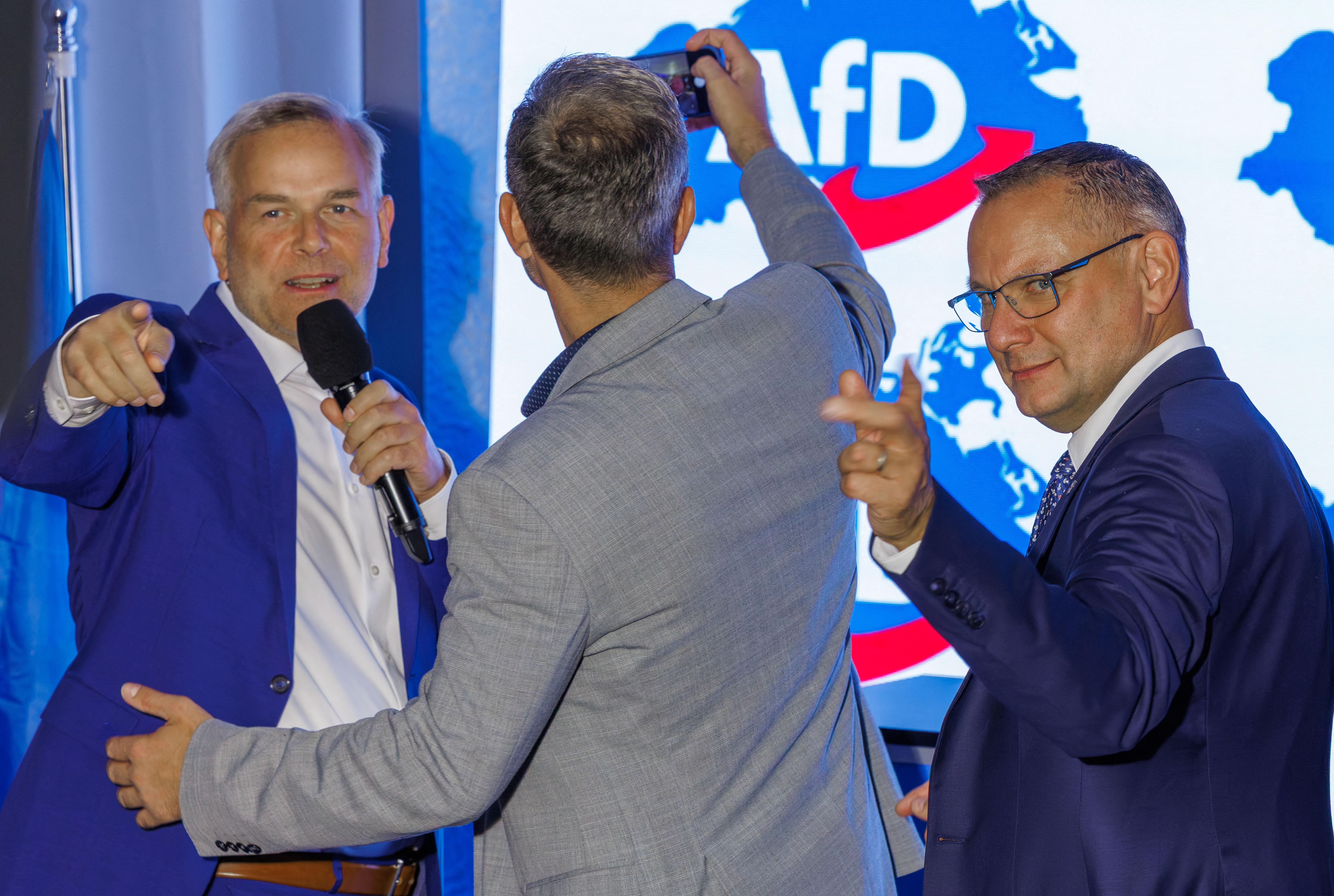 Leif-Erik Holm (l), Ministerpräsidentenkandidat der AfD für die Landtagswahl in Mecklenburg-Vorpommern, und Parteichef Tino Chrupalla (r), | Bild:picture alliance/dpa | Jens Büttner
