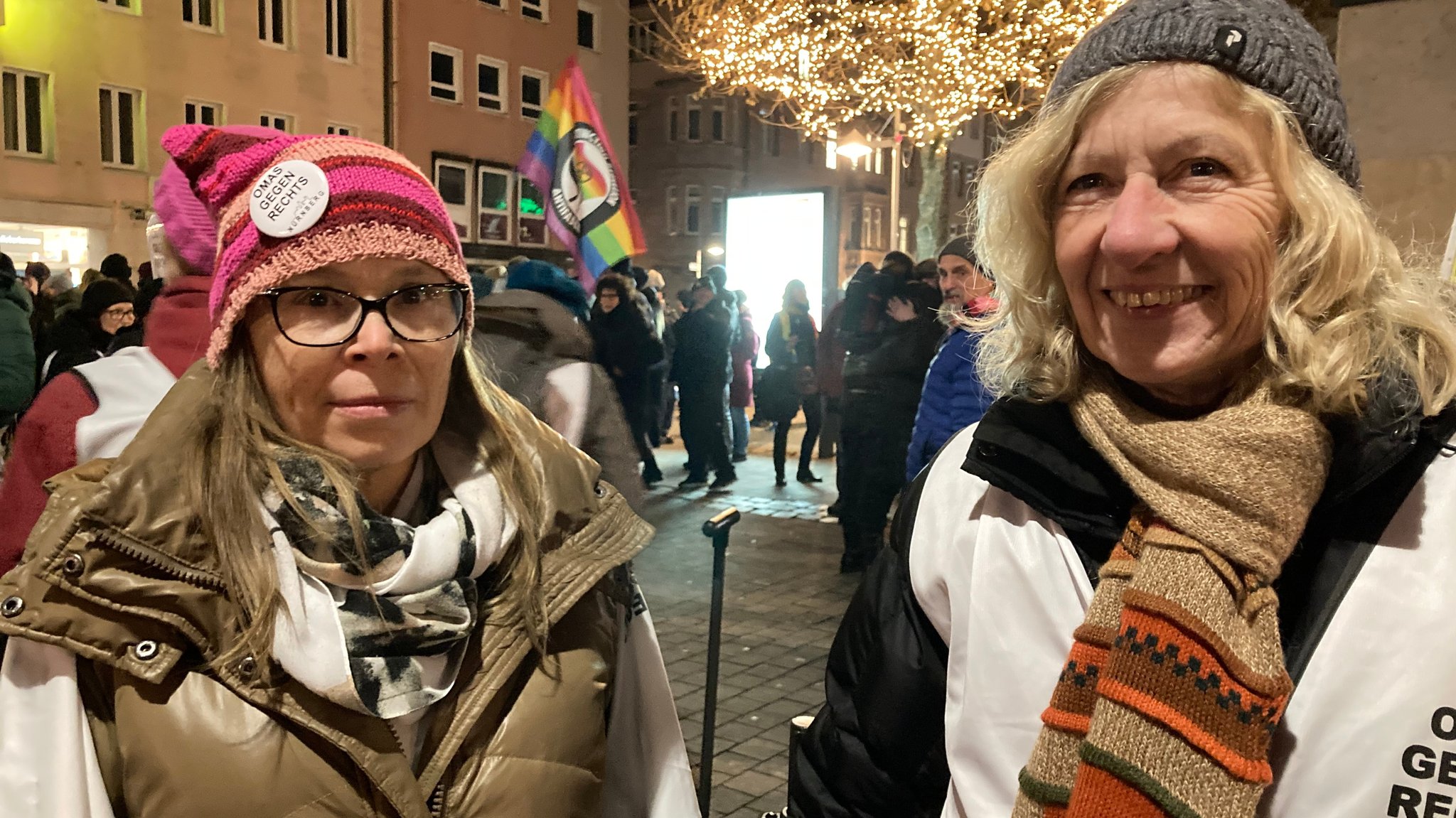 Gabi Heller und Stefanie Dürr von den Nürnberger Omas gegen Rechts bei einer Mahnwache in der Nürnberger Innenstadt