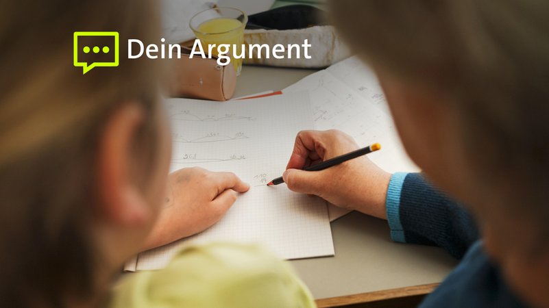 Eine Frau macht mit einem Kind Schulaufgaben (Symbolbild) | Bild: BR Eine Frau macht mit einem Kind Schulaufgaben (Symbolbild)