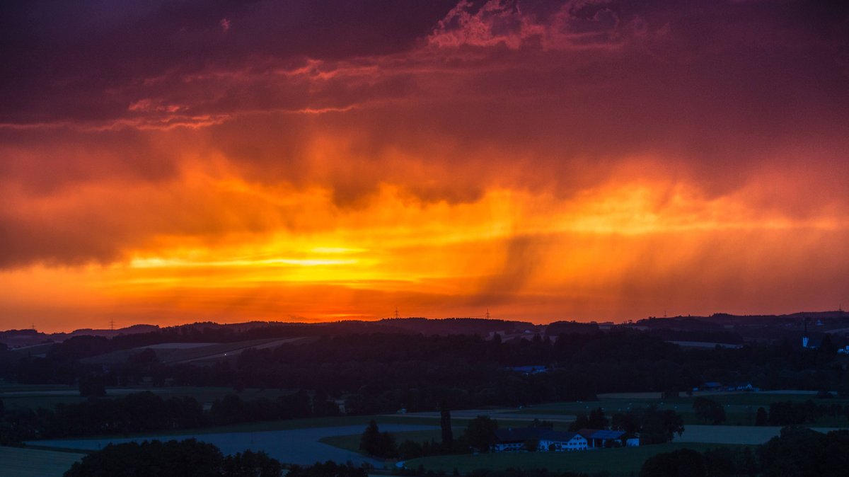 Gewitter über der Stadt Dorfen, östlich von München: Künftig wird es mehr Hitze geben und mehr Starkregen | Bild: picture alliance / blickwinkel/A. Hartl | A. Hartl Gewitter über der Stadt Dorfen, östlich von München: Künftig wird es mehr Hitze geben und mehr Starkregen