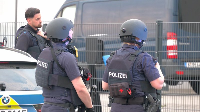 Wenige Stunden nach tödlichen Schüssen auf einer Hochzeitsfeier in Fürth hat sich der mutmaßliche Täter gestellt. | Bild: BR 2025 Wenige Stunden nach tödlichen Schüssen auf einer Hochzeitsfeier in Fürth hat sich der mutmaßliche Täter gestellt.