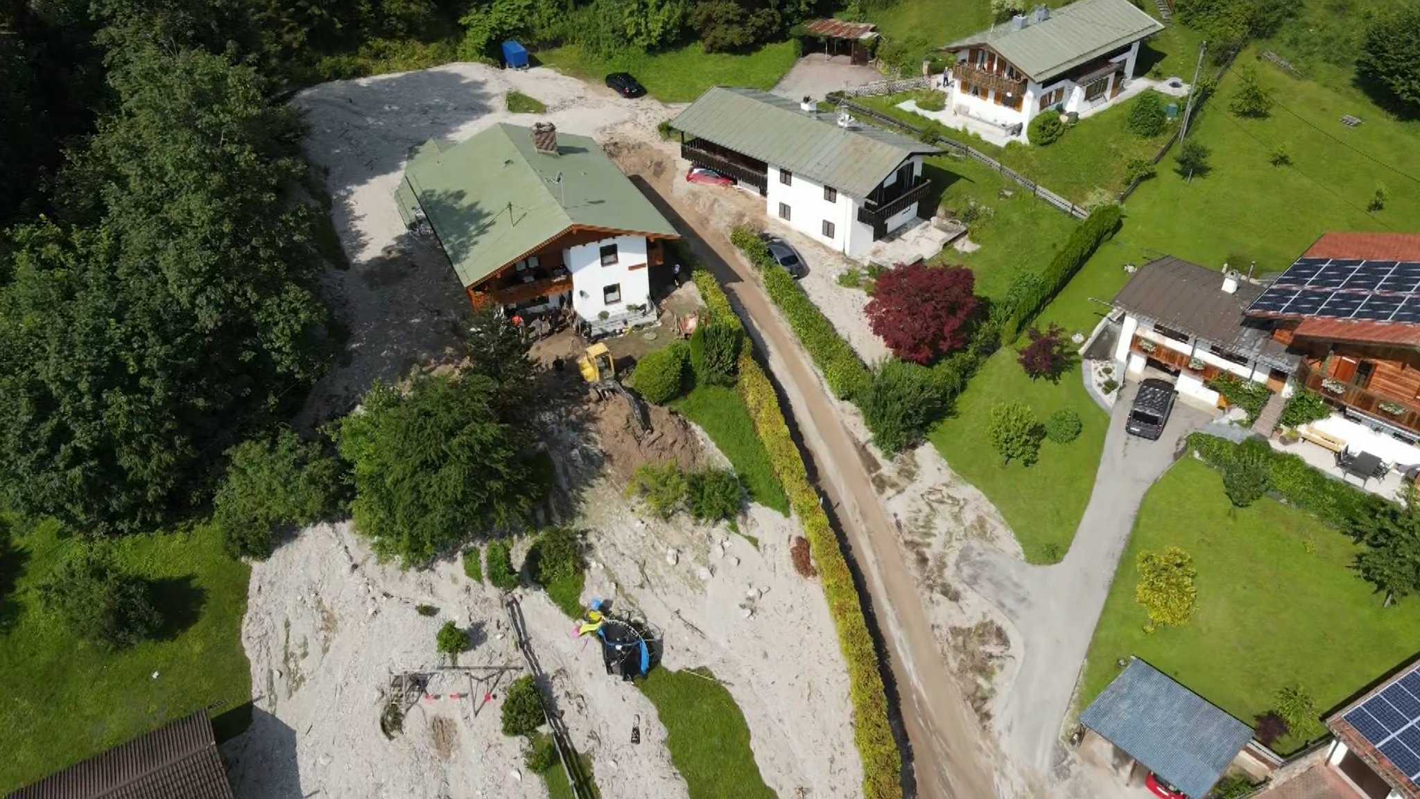 Die Schlammlawine, die am Wochenende durch Schönau im Berchtesgadener Land gewälzt ist, war riesieg. Aus der Luft zeigt sich die Dimension der Verwüstung.