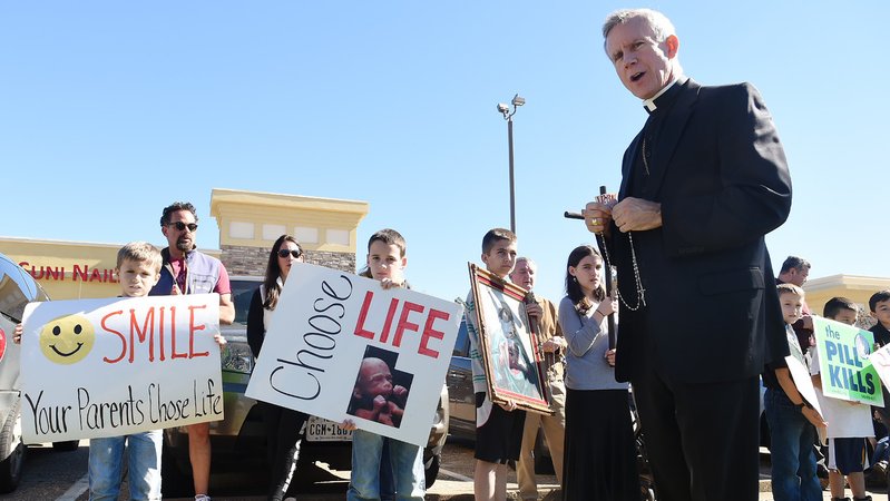 Bischof Joseph Strickland auf einer Demonstration von Abtreibungsgegnern in Tyler, Texas.