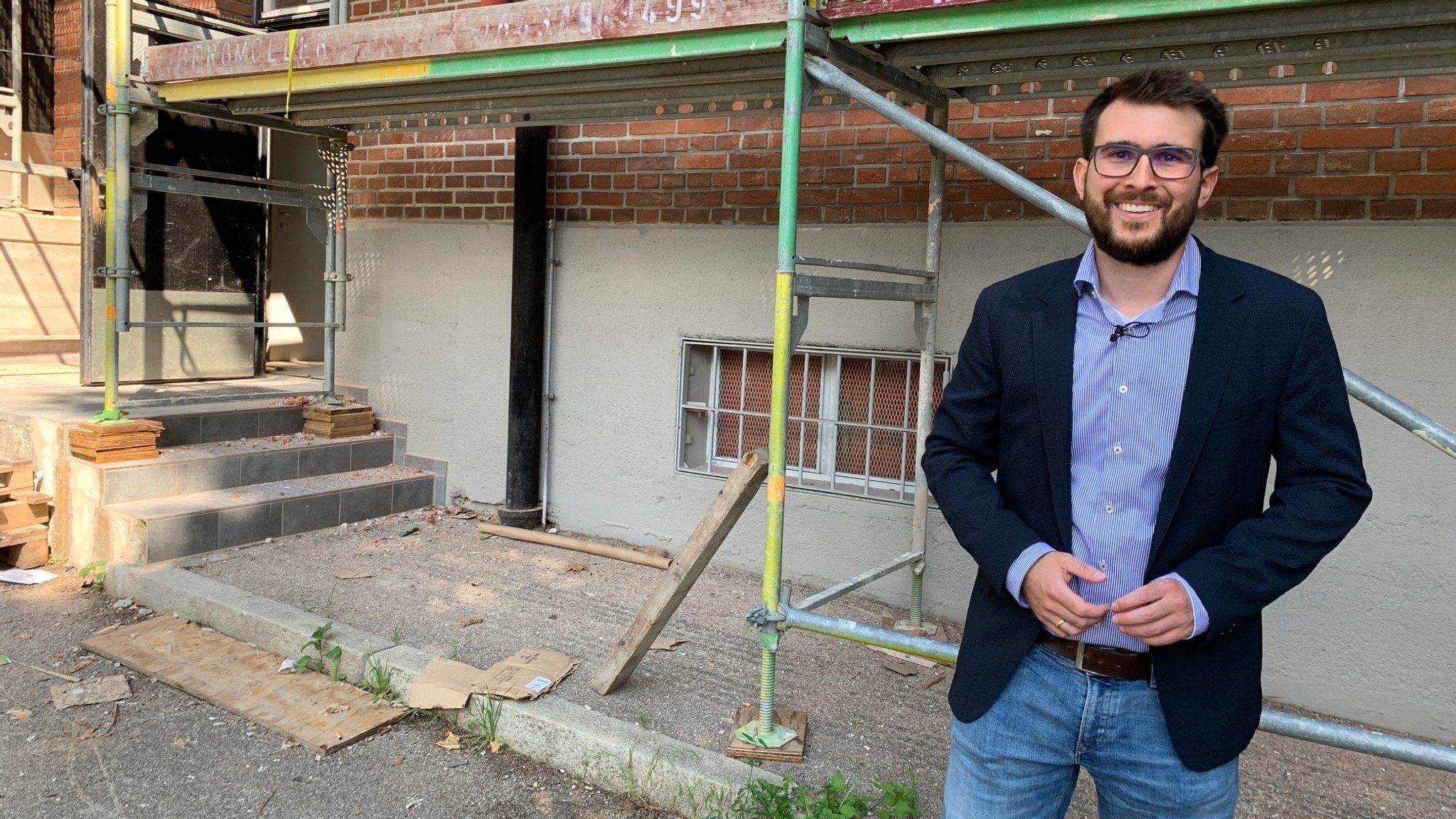 Stefan Hoiczyk vor dem Gebäude 6 des künftigen Campus in Neuburg. 