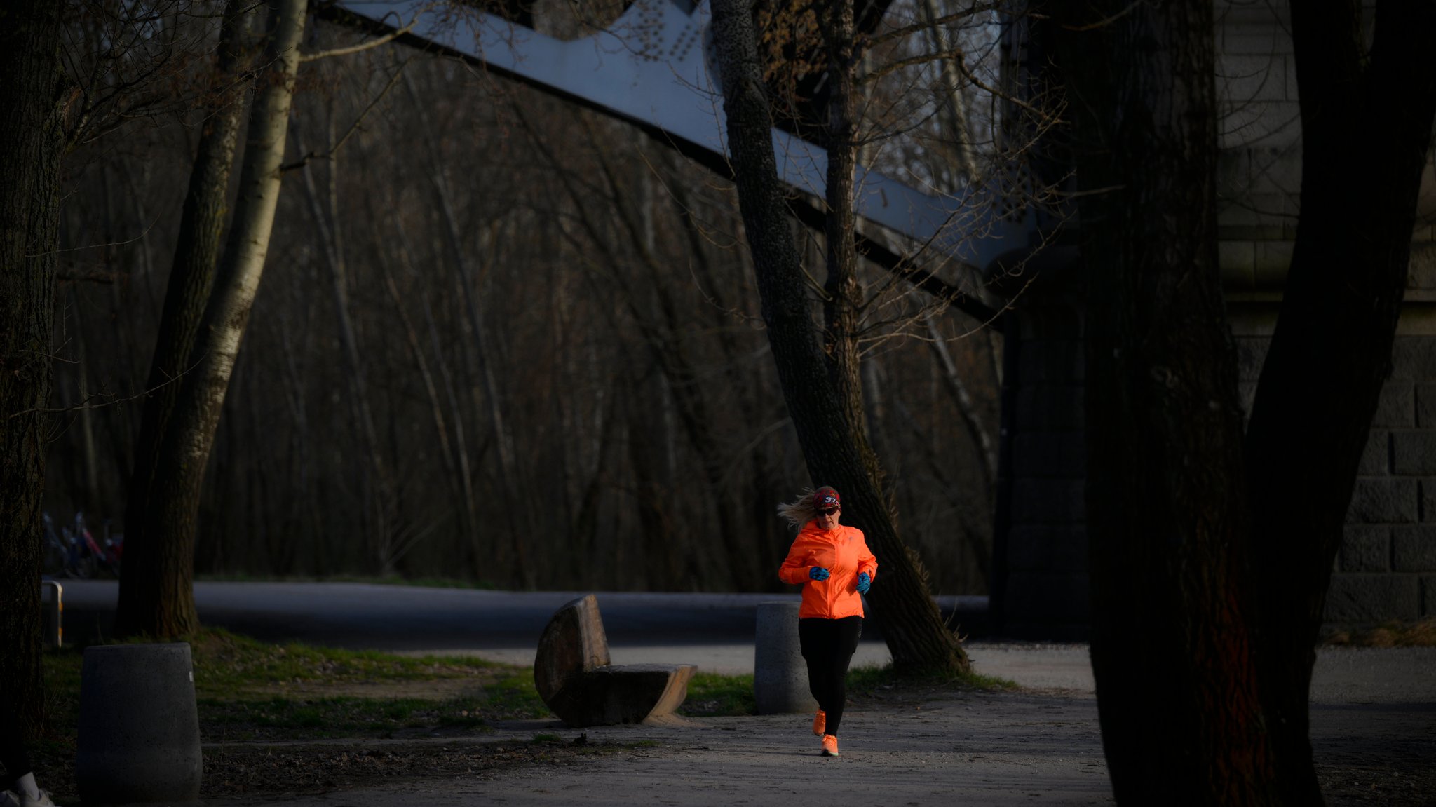 (Symbolbild) Eine Frau joggt in der Dunkelheit. | Bild: picture alliance / NurPhoto | Jaap Arriens (Symbolbild) Eine Frau joggt in der Dunkelheit.