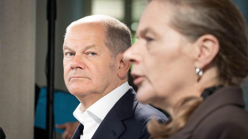 Bundeskanzler Olaf Scholz gemeinsam mit Dr. Ruth Brand | Bild: picture alliance / Flashpic | Jens Krick Bundeskanzler Olaf Scholz gemeinsam mit Dr. Ruth Brand
