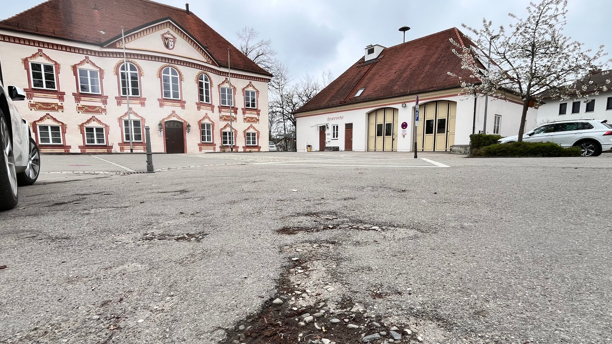 Straßenschäden vor dem Rathaus Türkenfeld.
