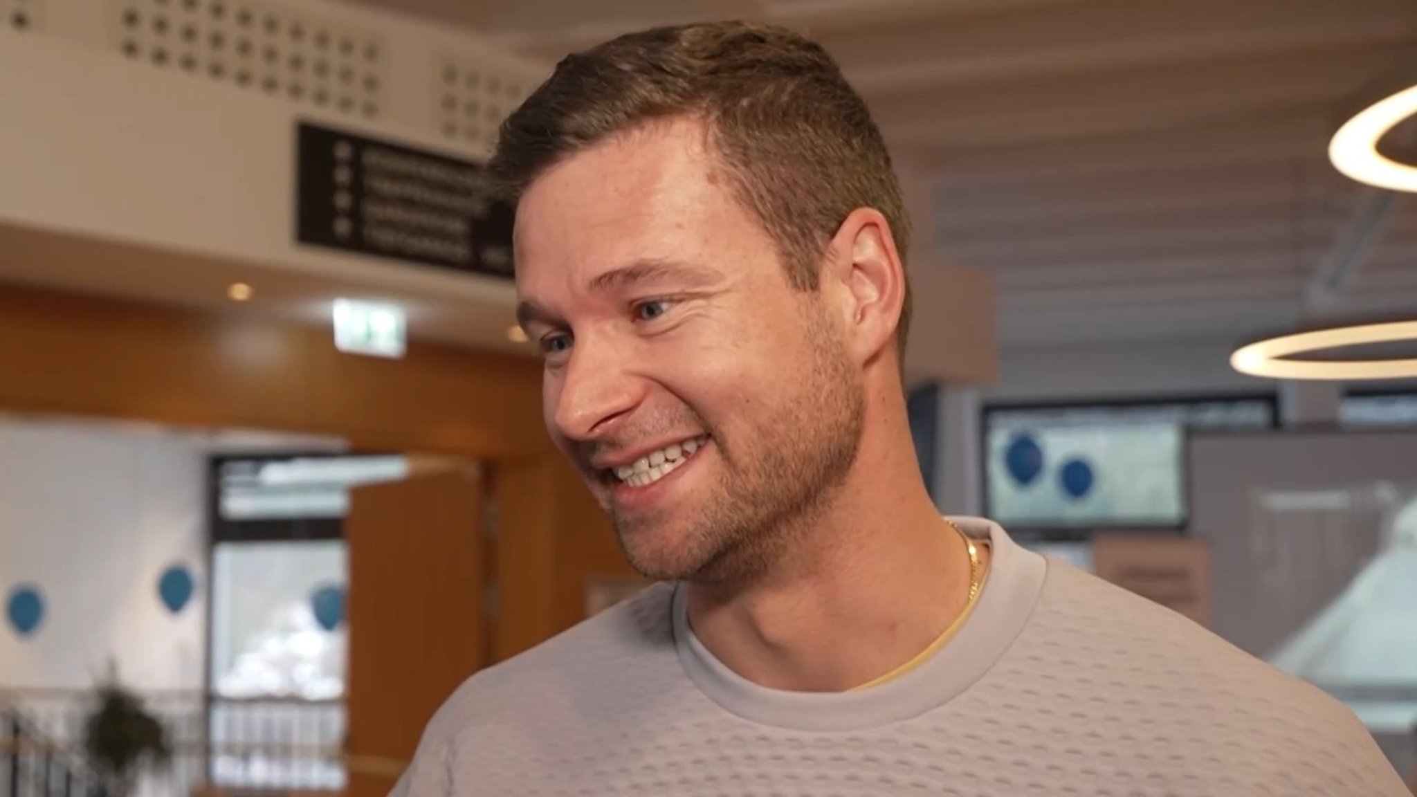 Doppelolympiasieger Johannes Lochner freut sich am BR-Mikrofon.
