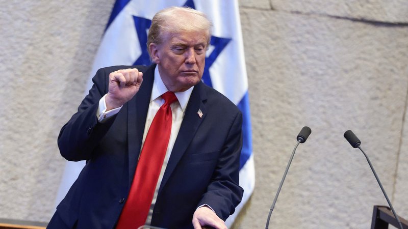 13.10.2025: US-Präsident Donald Trump spricht nach der Freilassung der israelischen Geiseln vor der Knesset, dem Einkammerparlament des Staates Israel. | Bild: picture alliance/ASSOCIATED PRESS/Evelyn Hockstein 13.10.2025: US-Präsident Donald Trump spricht nach der Freilassung der israelischen Geiseln vor der Knesset, dem Einkammerparlament des Staates Israel.