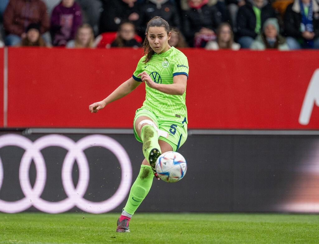 ARCHIV - 15.04.2023, Bayern, München: Fußball, Frauen, DFB-Pokal, Halbfinale, FC Bayern München - VfL Wolfsburg auf dem FC Bayern Campus. Lena Oberdorf von Wolfsburg spiel den Ball. Fußball-Nationalspielerin Lena Oberdorf steht nach Medienberichten vor einem Wechsel im Sommer vom VfL Wolfsburg zum FC Bayern. (zu dpa: «Medien: Lena Oberdorf vor Wechsel zum FC Bayern») Foto: Christian Kolbert/Bildagentur Kolbert/dpa - WICHTIGER HINWEIS: Gemäß den Vorgaben der DFL Deutsche Fußball Liga bzw. des DFB Deutscher Fußball-Bund ist es untersagt, in dem Stadion und/oder vom Spiel angefertigte Fotoaufnahmen in Form von Sequenzbildern und/oder videoähnlichen Fotostrecken zu verwerten bzw. verwerten zu lassen. +++ dpa-Bildfunk +++