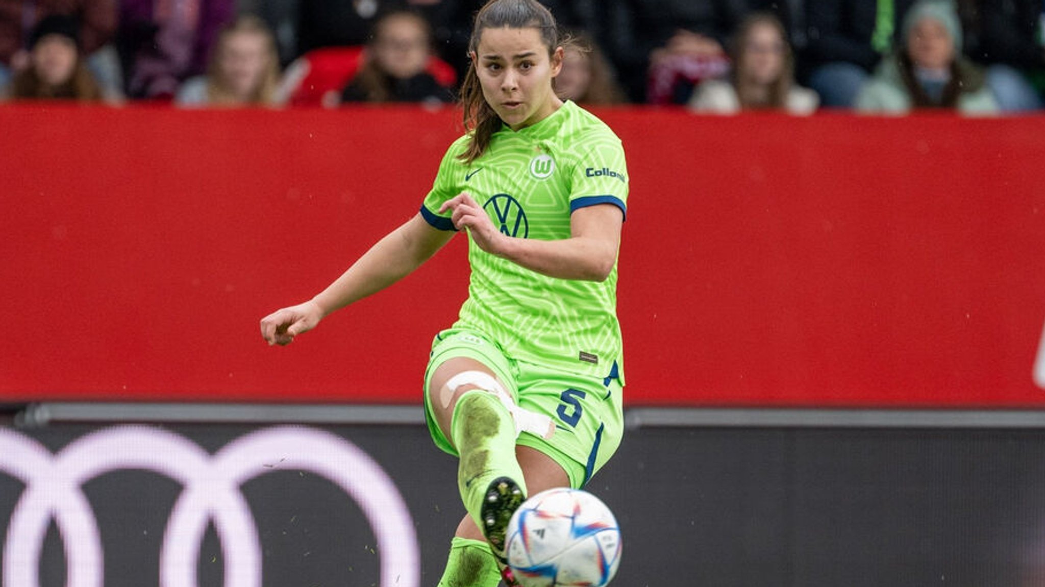 ARCHIV - 15.04.2023, Bayern, München: Fußball, Frauen, DFB-Pokal, Halbfinale, FC Bayern München - VfL Wolfsburg auf dem FC Bayern Campus. Lena Oberdorf von Wolfsburg spiel den Ball. Fußball-Nationalspielerin Lena Oberdorf steht nach Medienberichten vor einem Wechsel im Sommer vom VfL Wolfsburg zum FC Bayern. (zu dpa: «Medien: Lena Oberdorf vor Wechsel zum FC Bayern») Foto: Christian Kolbert/Bildagentur Kolbert/dpa - WICHTIGER HINWEIS: Gemäß den Vorgaben der DFL Deutsche Fußball Liga bzw. des DFB Deutscher Fußball-Bund ist es untersagt, in dem Stadion und/oder vom Spiel angefertigte Fotoaufnahmen in Form von Sequenzbildern und/oder videoähnlichen Fotostrecken zu verwerten bzw. verwerten zu lassen. +++ dpa-Bildfunk +++