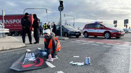 Ein Klimaaktivist hat sich auf dem Frankenschnellweg in Nürnberg festgeklebt. | Bild:News5